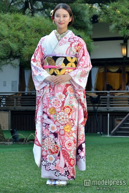 武井咲 しっとり晴れ着姿で1年を振り返る モデルプレス 武井咲 しっとり晴れ着姿で1年を振り返る モデルプレス