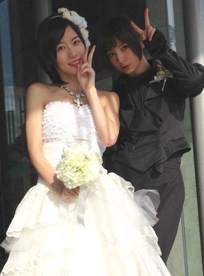 昨年はSKE48松井珠理奈と“エイプリルフール婚”／篠田麻里子Twitterより【モデルプレス】