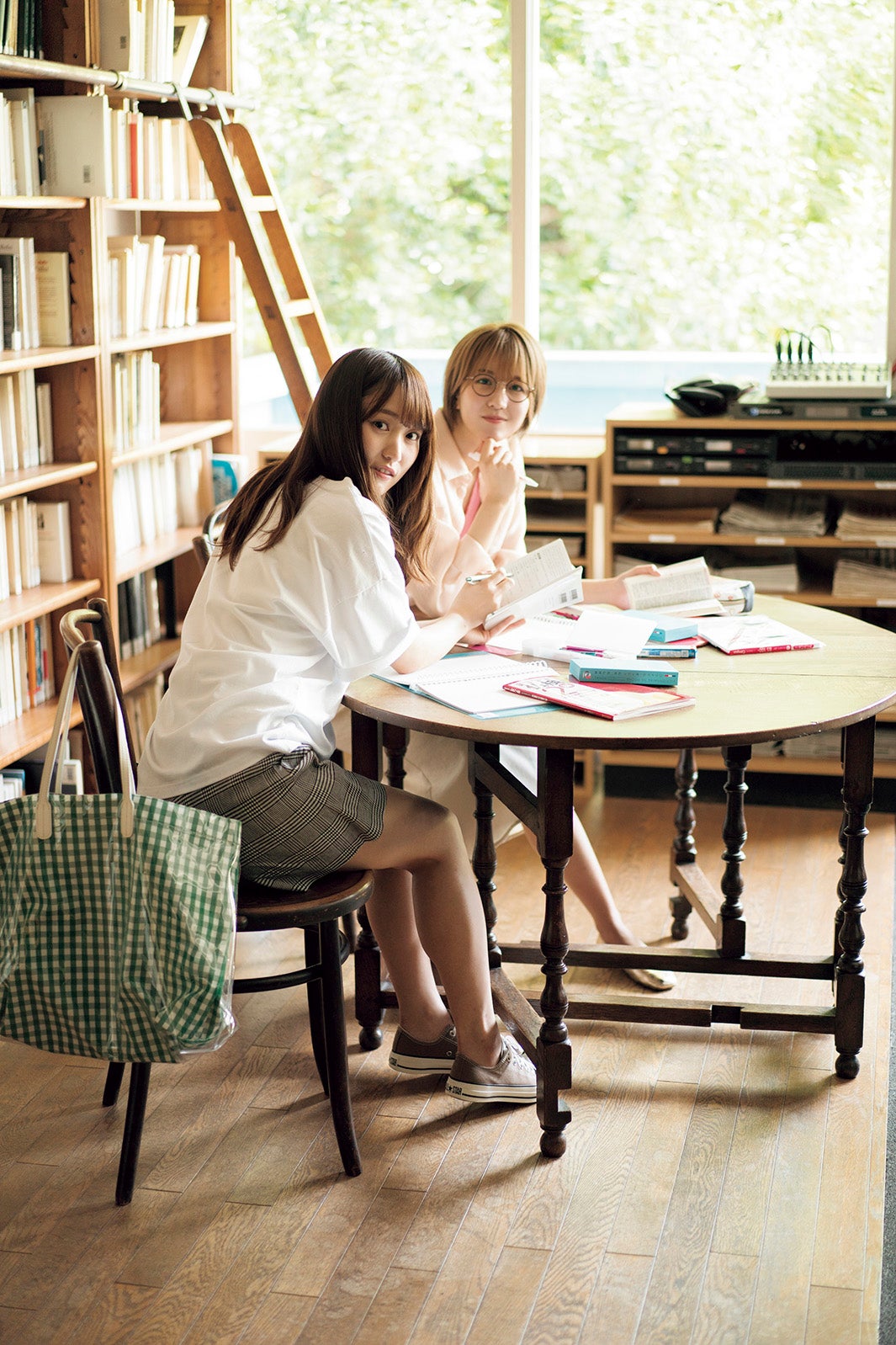 菅井友香＆土生瑞穂／写真提供：講談社