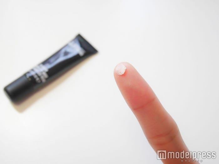 少量をのばして使うのがポイント/写真・MAI(C)モデルプレス