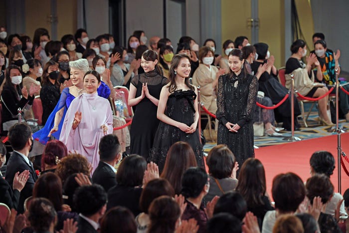 (左から)草笛光子、石原さとみ、西野七瀬、清原果耶、広瀬すず(C)東京写真記者協会