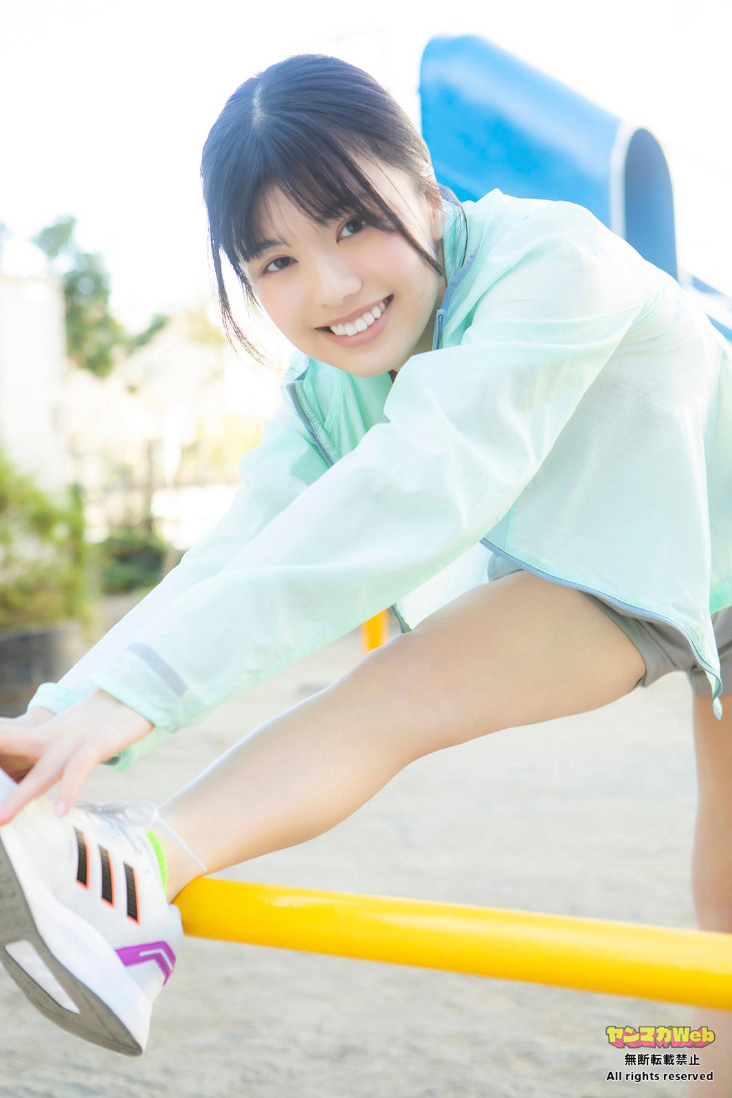 「ミスヤングマガジン2023」松田実桜、水着姿でフィットネス プールで汗流す