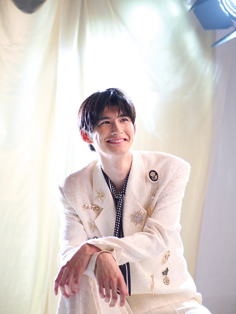 スタッフの「かっこいい！」の声に思わず笑顔になる徳永智加来／モデルプレス独占カット（提供写真）