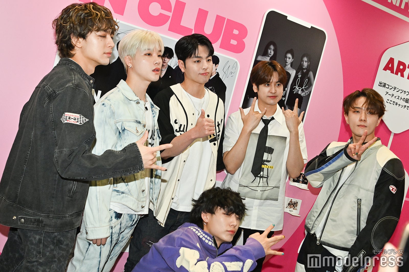 写真撮影するiKON（C）モデルプレス