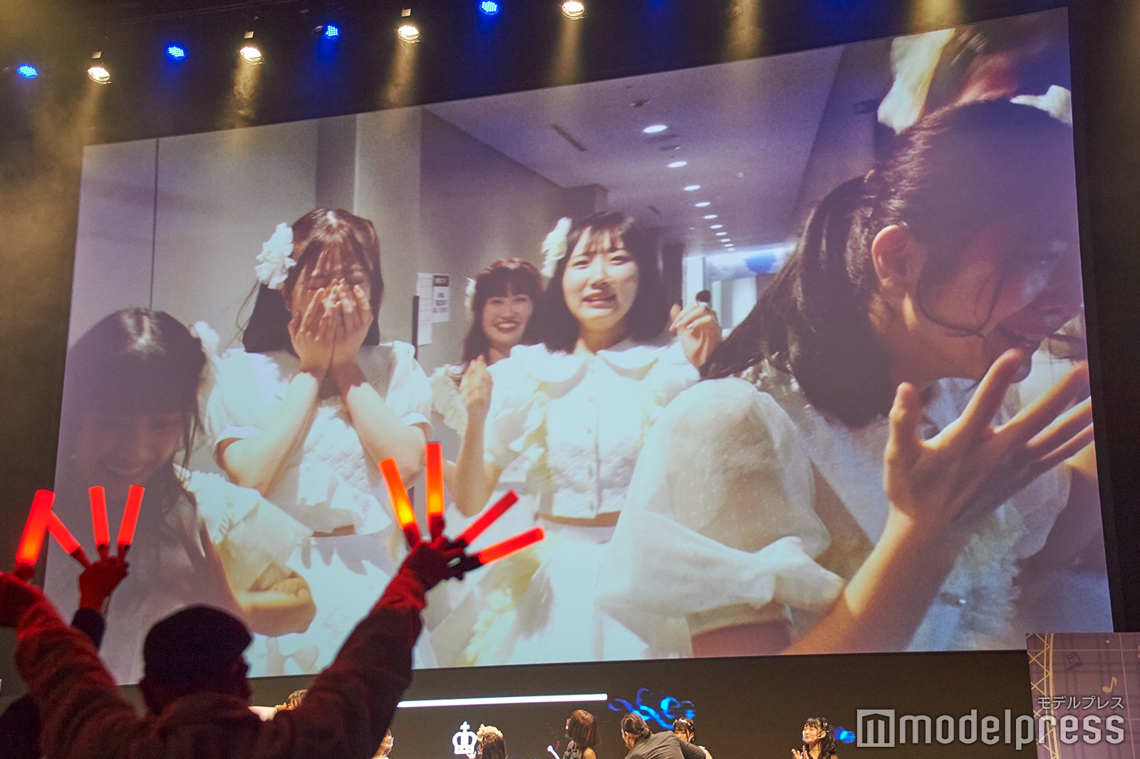 控室からステージに駆けつけるメンバー達 （C）モデルプレス