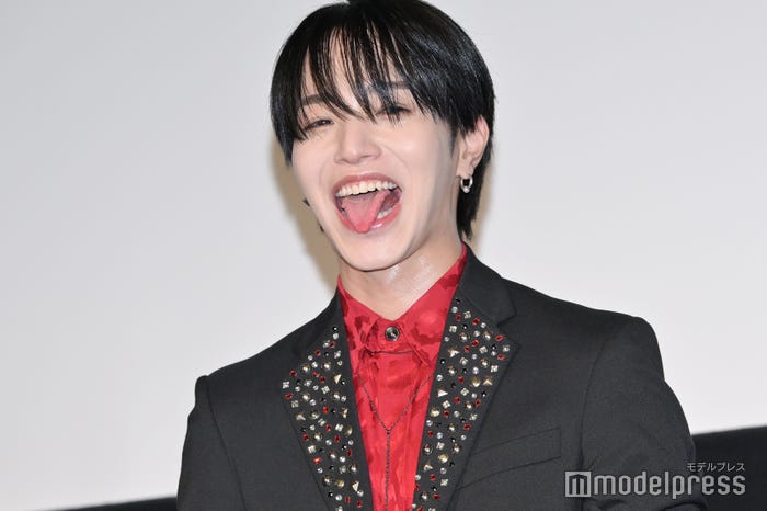 お茶目に舌を出す大平祥生(C)モデルプレス