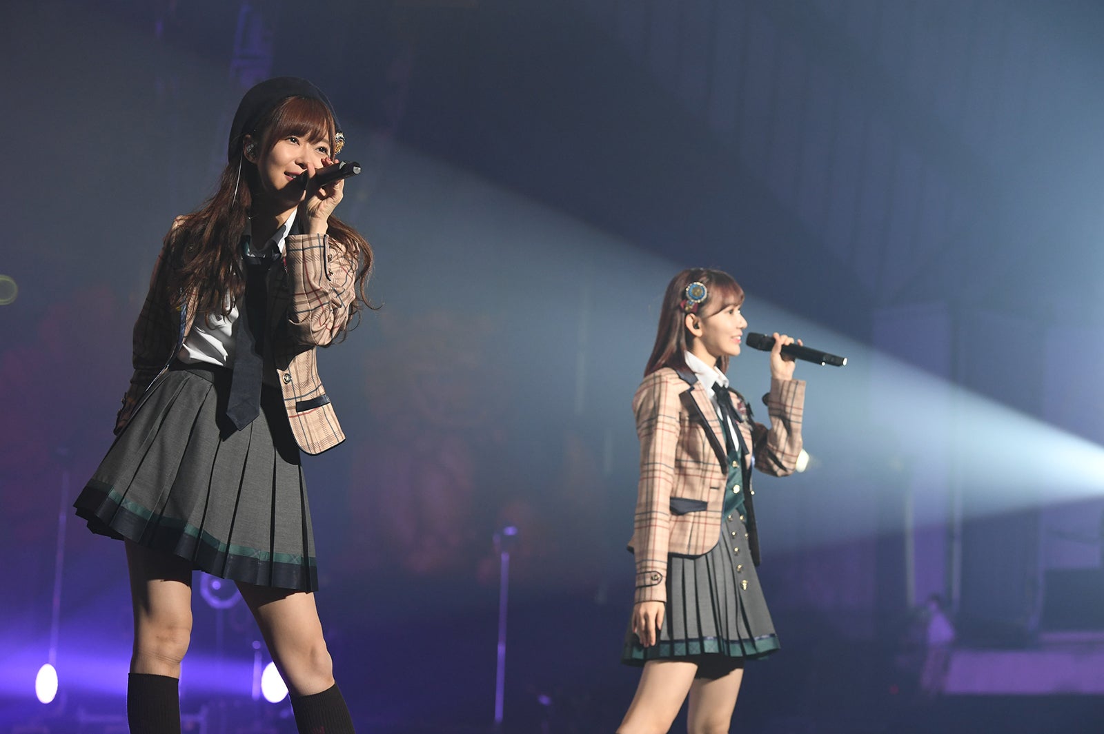 指原莉乃、宮脇咲良 （C）AKS