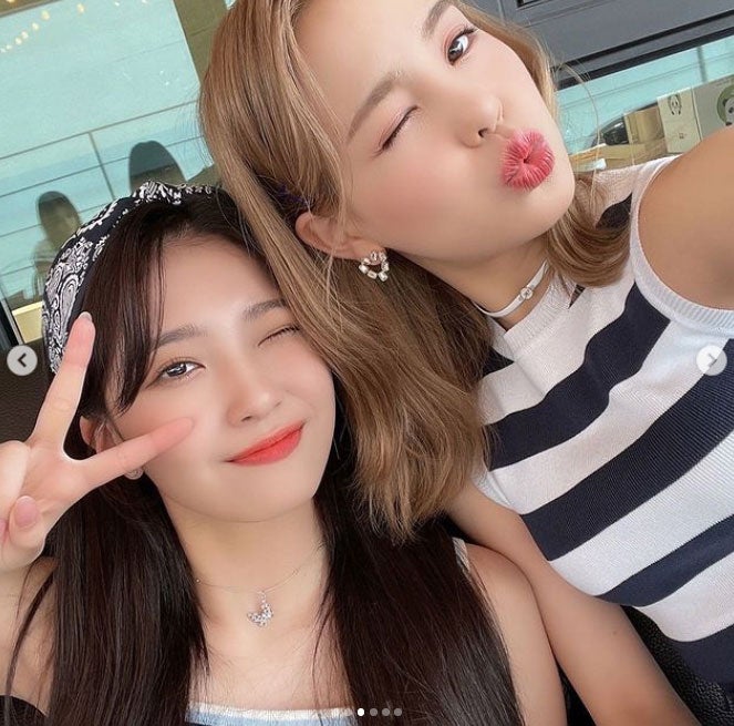 NiziUマユカ、マコとの“あるある”動画に反響「可愛い」「驚いている顔好き」