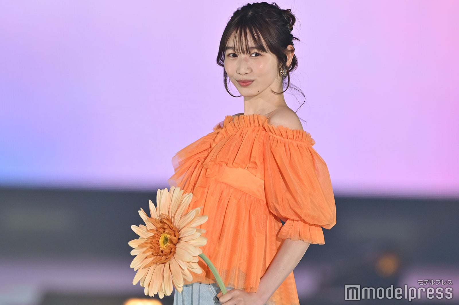「おむすび」で話題・岡本夏美、肩出しトップスから美デコルテ披露 オレンジで統一感【GirlsAward 2025SS】