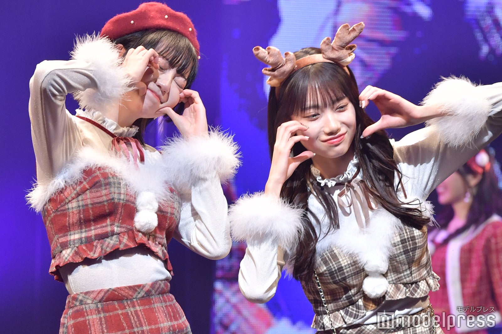 美人TikToker・Marina＆れねぴ、色白美脚輝くサンタコス姿に視線集中＜学生ランウェイ＞