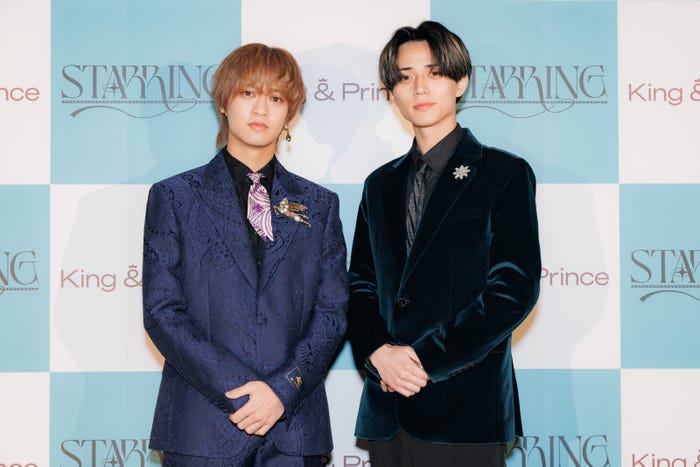 囲み取材に応じたKing & Prince/高橋海人、永瀬廉(提供写真)