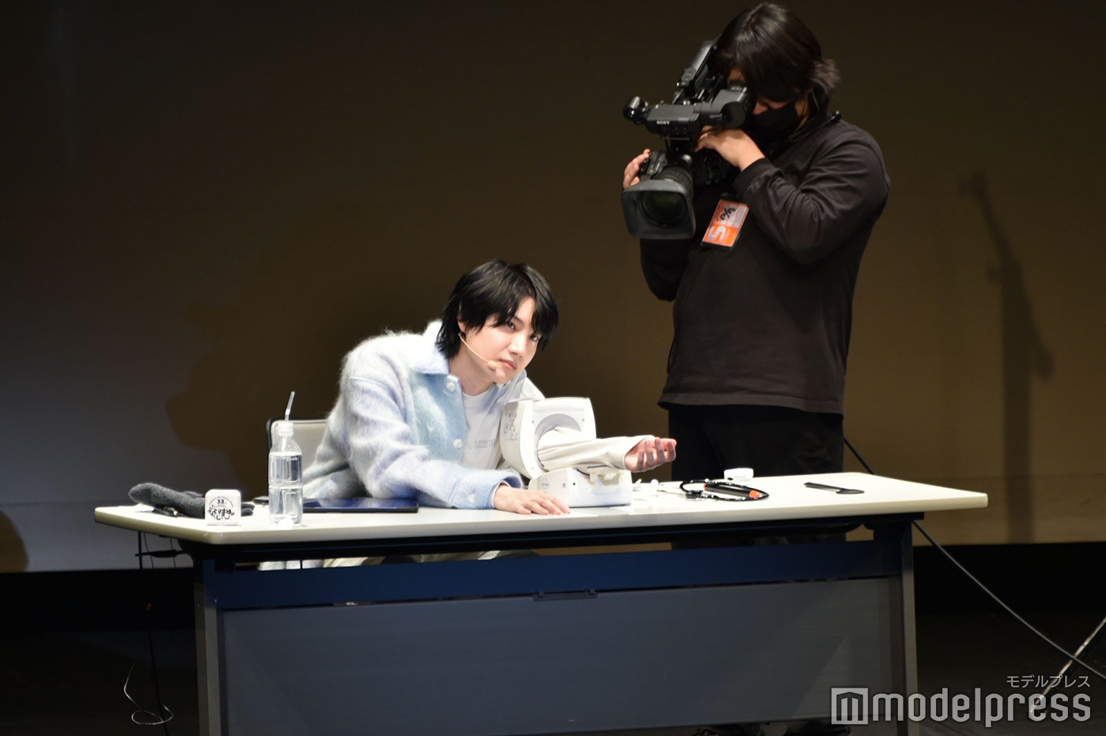 凛々しい表情で血圧を測る桜田通（C）モデルプレス