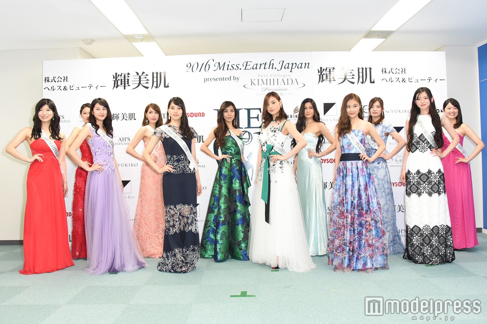 （後列左上から時計回りに）大金由佳、青木麻璃奈、豊島美優、秋葉杏、蜂谷晏海、高橋朋伽、宮越愛恵、池田百花、松田彩那、奥村真友里、濱田尚佳、和泉真利枝（C）モデルプレス