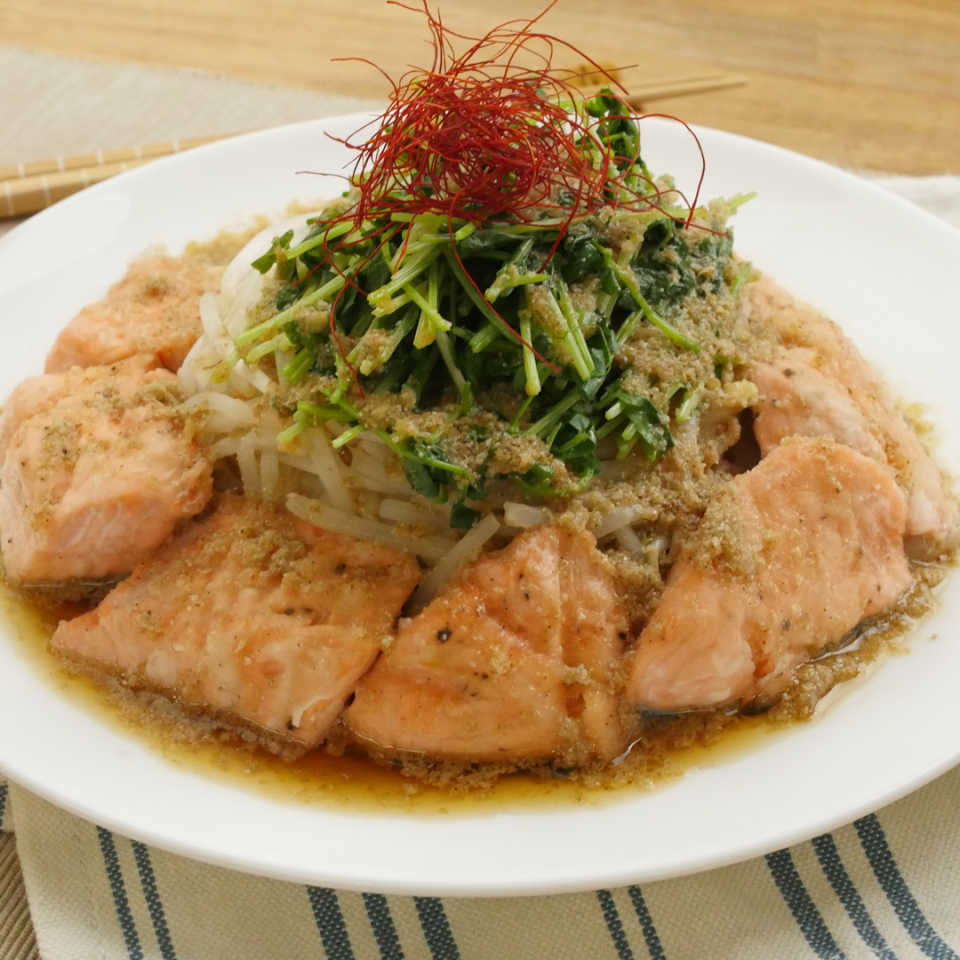 鮭ともやしのレンジ蒸し。ゴマだれがけ