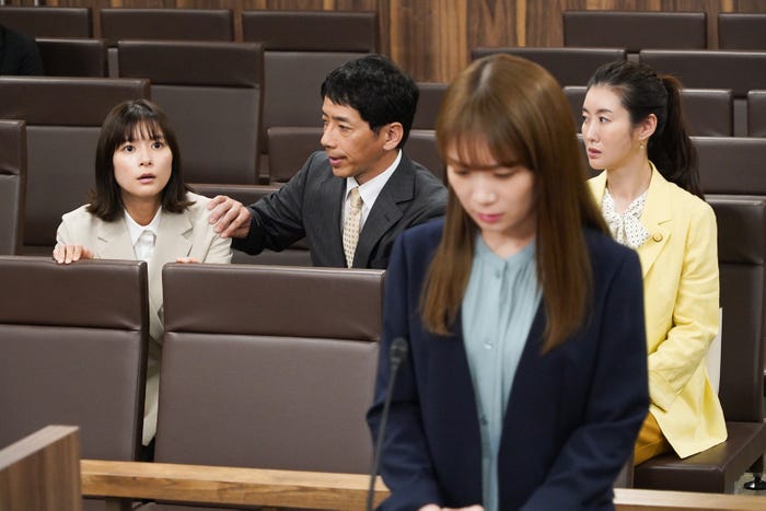 芳根京子、野間口徹、ともさかりえ、秋元真夏「それってパクリじゃないですか?」最終話より(C)日本テレビ