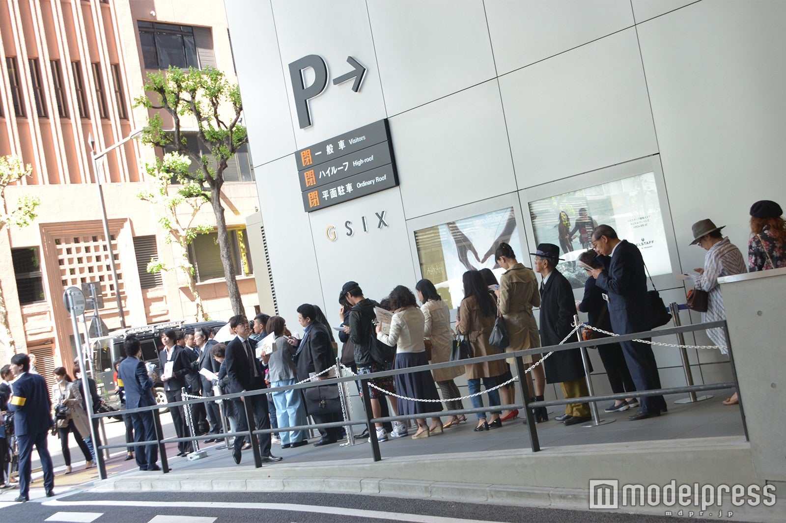 開店前の行列（C）モデルプレス