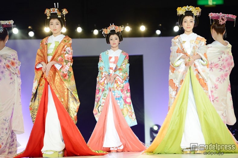 （左から）鹿沼憂妃、坂田梨香子、渡辺舞