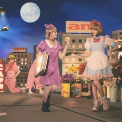 きゃりー、カラフル制服で12変化