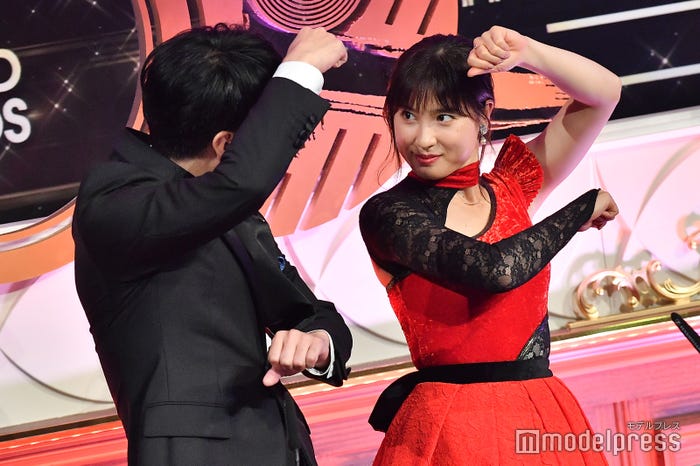 Wink「淋しい熱帯魚」を踊る安住紳一郎アナウンサー、土屋太鳳 (C)モデルプレス