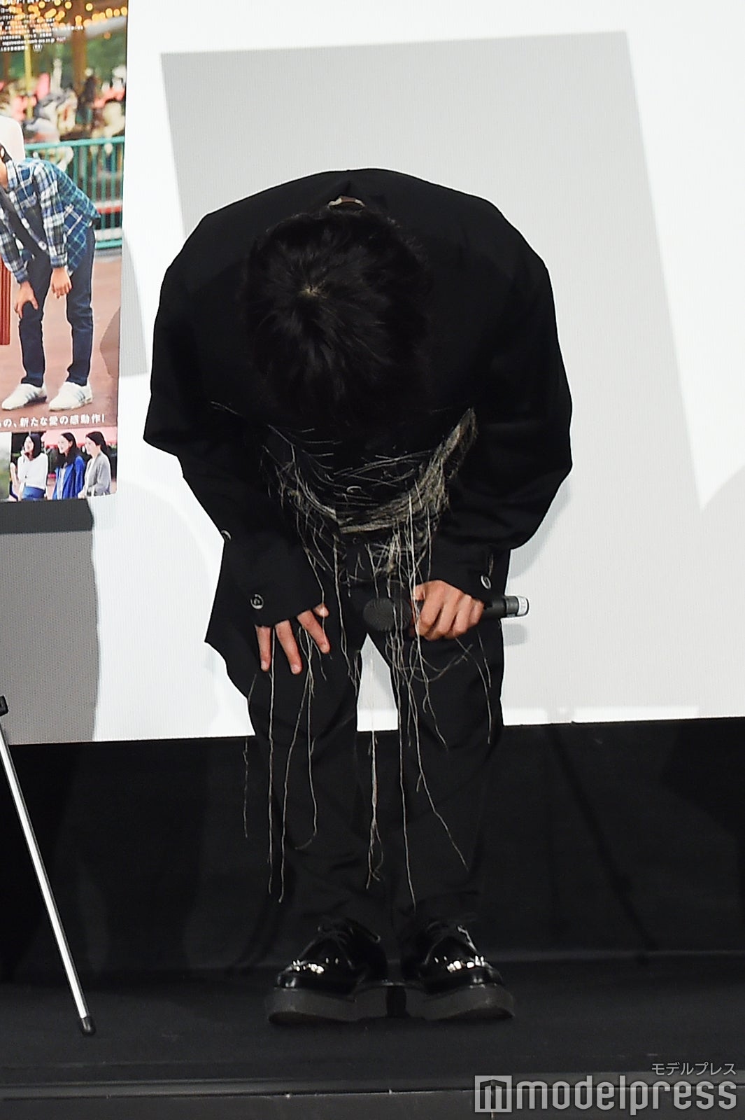 深々と長々とお辞儀をする中村倫也（C）モデルプレス