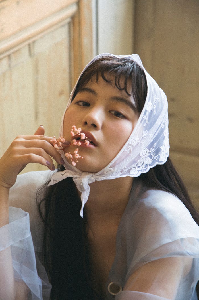 「鶴嶋乃愛~fuwamilyに捧げる“のあにゃん”初のフォトブック~」/撮影:中里謙次、ヘアメイク:吉田美幸(B★SIDE)、スタイリスト:tommy、ディレクション:塚谷恵(Popteen編集部)(C)角川春樹事務所「恋と呼ばせて」