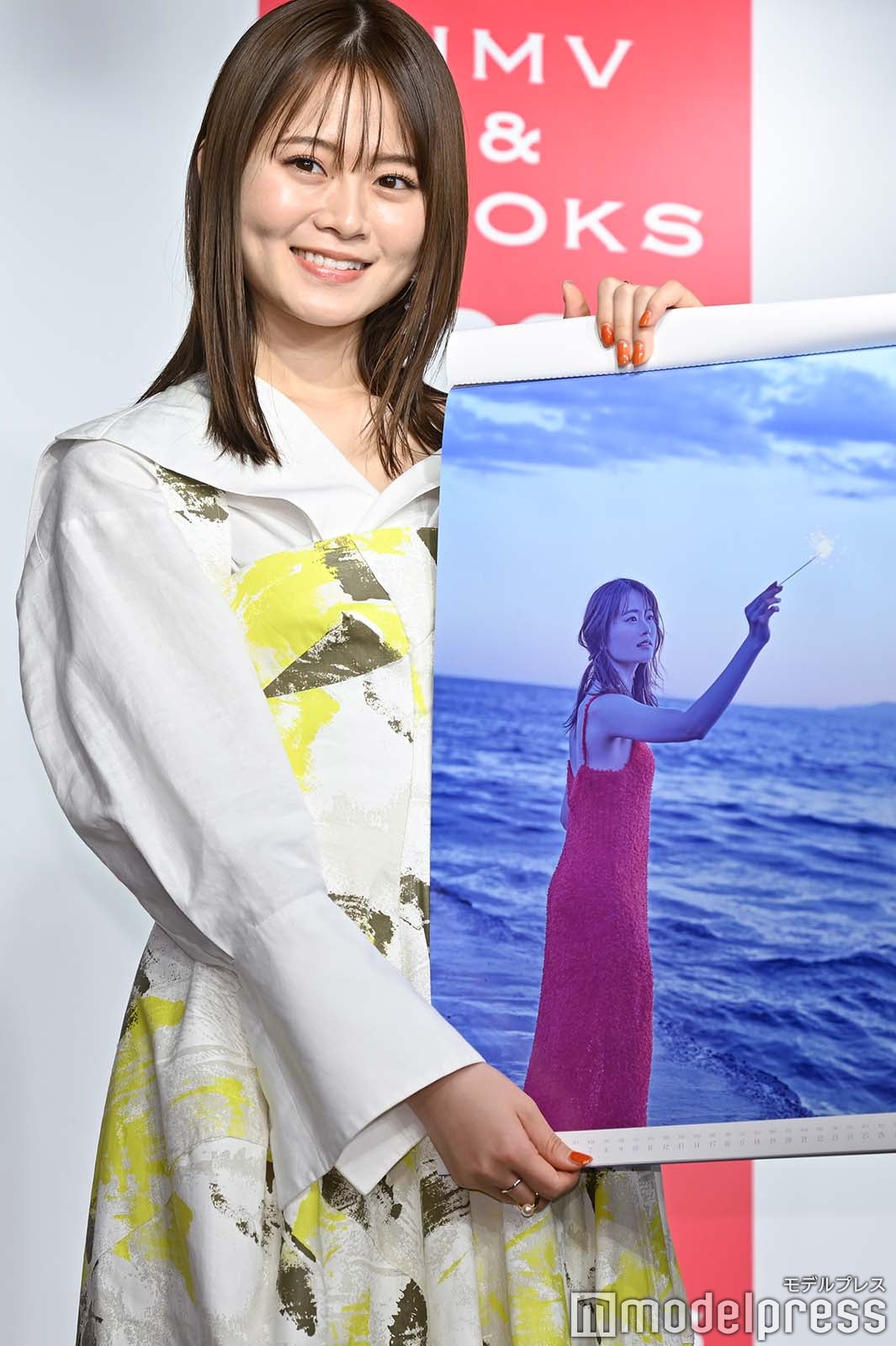 お気に入りカットを紹介する山崎怜奈（C）モデルプレス