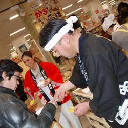 カキチャウダーを振る舞うLie