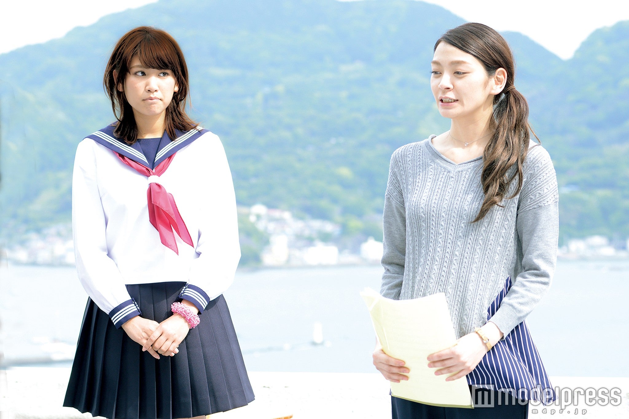 久松郁実・田畑智子／映画「桜ノ雨」より（C）2015 halyosy、藤田遼、雨宮ひとみ、スタジオ・ハードデラックス／PHP研究所／『桜ノ雨』製作委員会