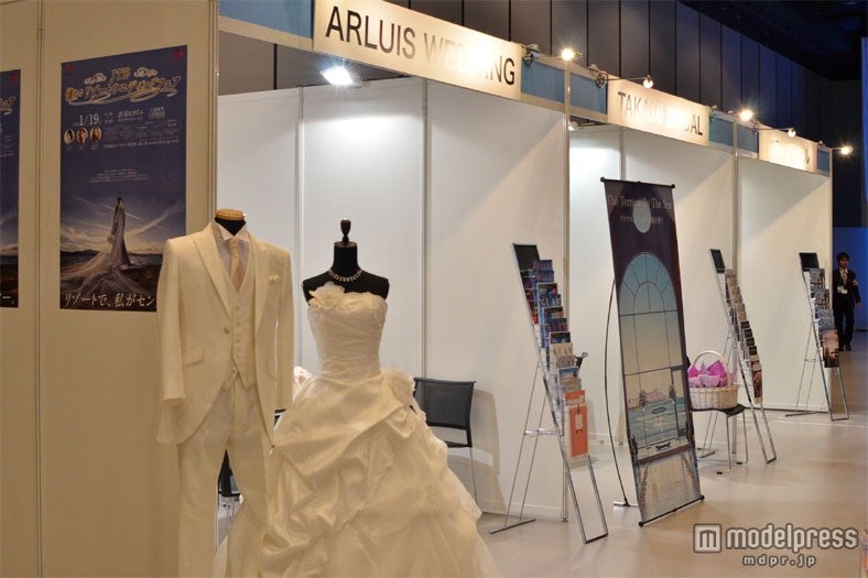 ブライダル関連会社ブースが立ち並ぶ