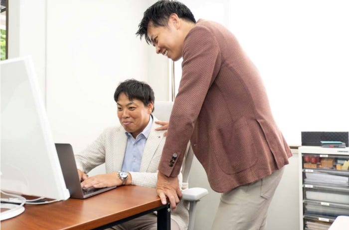 (写真右)古家充氏(提供写真)