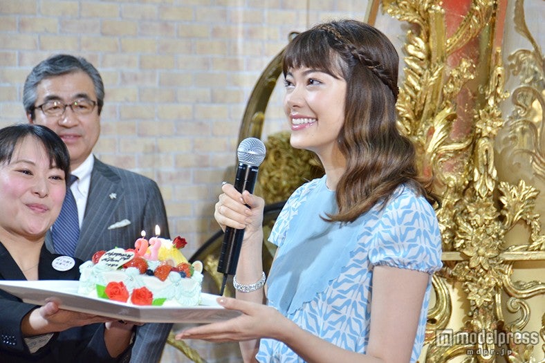 誕生日サプライズに感激する森星