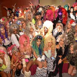 モデルプレス - 話題の強め黒ギャルユニット総勢70人が渋谷に集結 全国拡大に向けて意気込み
