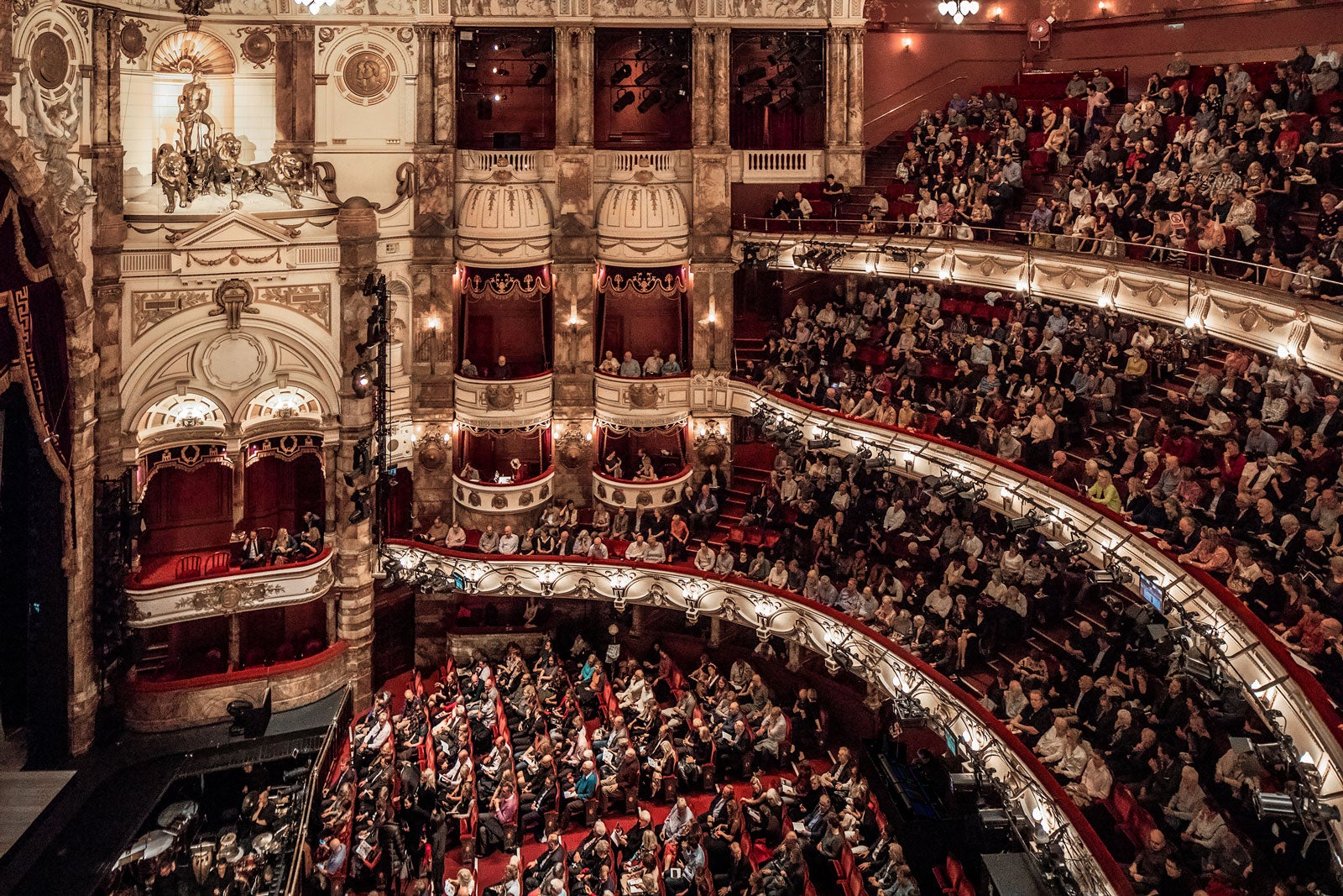 ロンドン・コロシアム劇場／撮影：Guy de Laubier Laubier