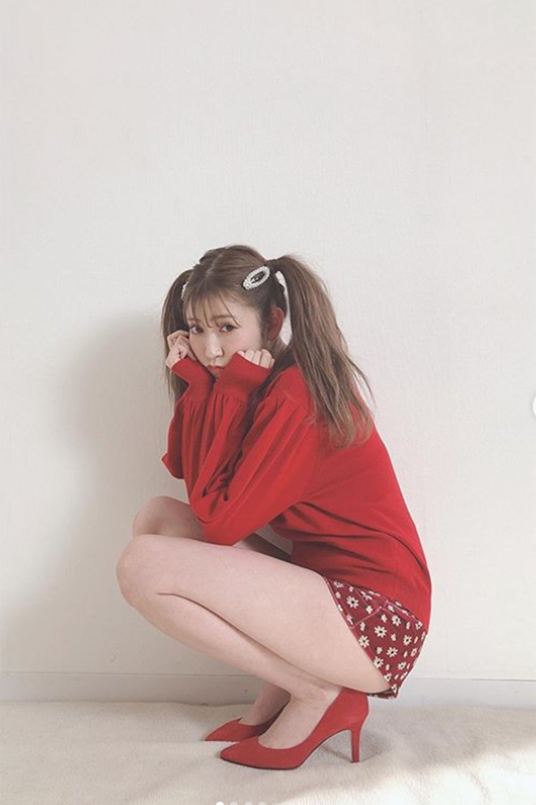 NMB48吉田朱里、ツインテール姿で美脚披露「憧れる」「脚長すぎ」と絶賛の声