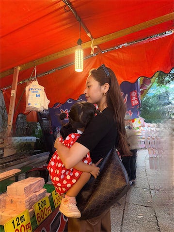 近藤千尋、連休は家族でお祭り＆トリックアートを満喫 「素敵な家族」「可愛すぎる」