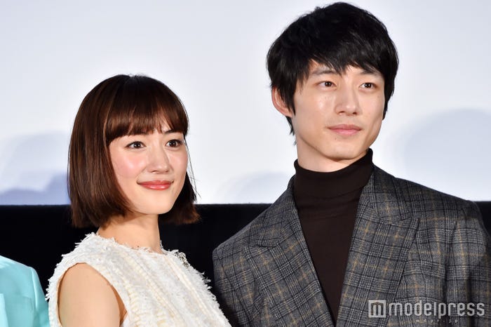 綾瀬はるか、坂口健太郎 (C)モデルプレス