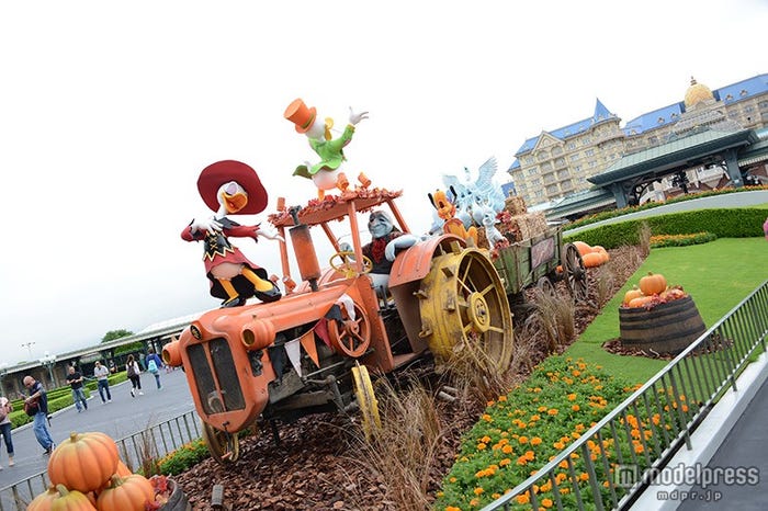 ハロウィーン・フェアに向かうドナルドたちがコンサートを開いているデコレーション