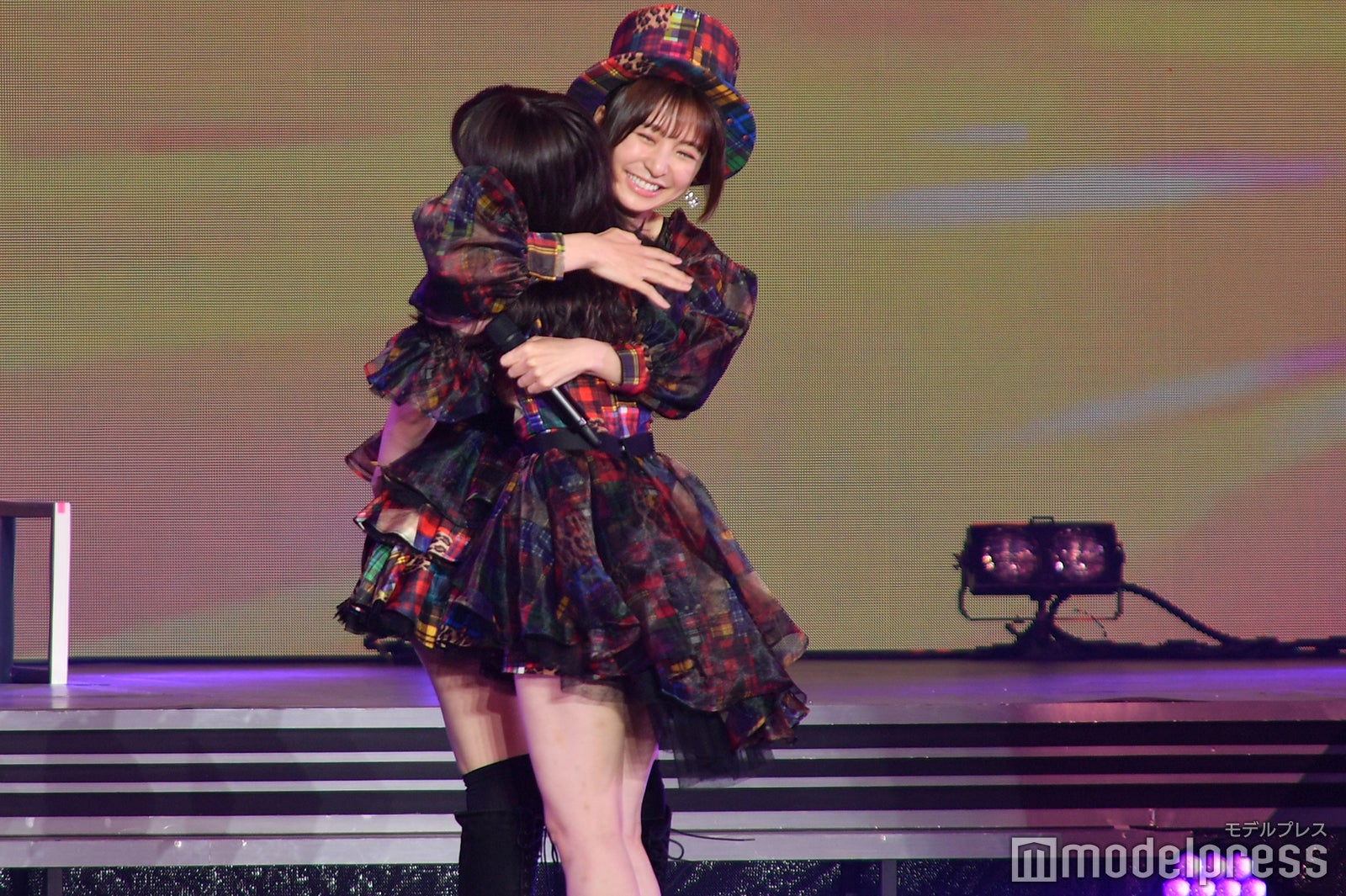 篠田麻里子、峯岸みなみ「峯岸みなみ卒業コンサート～桜の咲かない春はない～」（C）モデルプレス