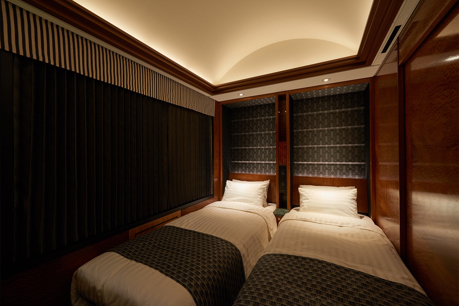 ロイヤルツイン（3号車）／画像提供：西日本旅客鉄道