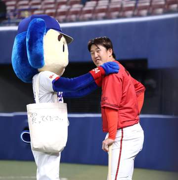 ドアラが異例の激励！？昨季首位打者→今季リーグワースト打率・114と不振の広島・小園の肩をたたく まさかの“営業”の可能性も！？