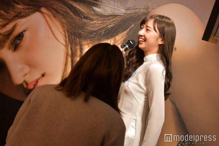 記者にお尻をタッチさせた小宮有紗(C)モデルプレス