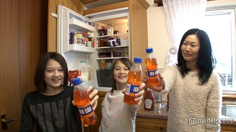 長女のミアちゃん、次女のエマちゃん、亜紀さん／画像提供：毎日放送