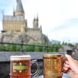 (右)バタービール ~10周年アニバーサリー・プレミアムマグカップ付~(ノンアルコール)5,400円(C)モデルプレス