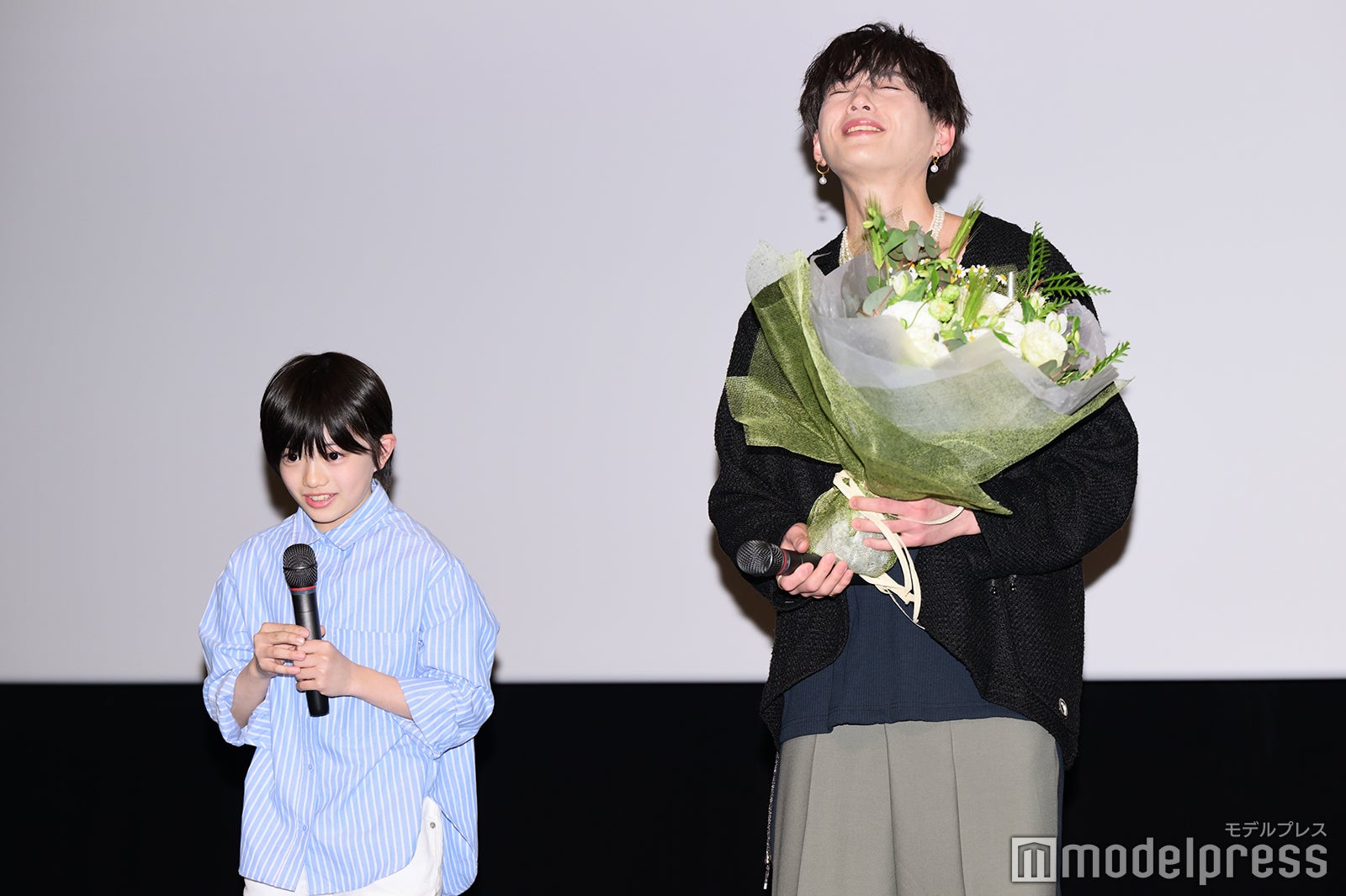 高木波瑠にデレデレの八木勇征（C）モデルプレス