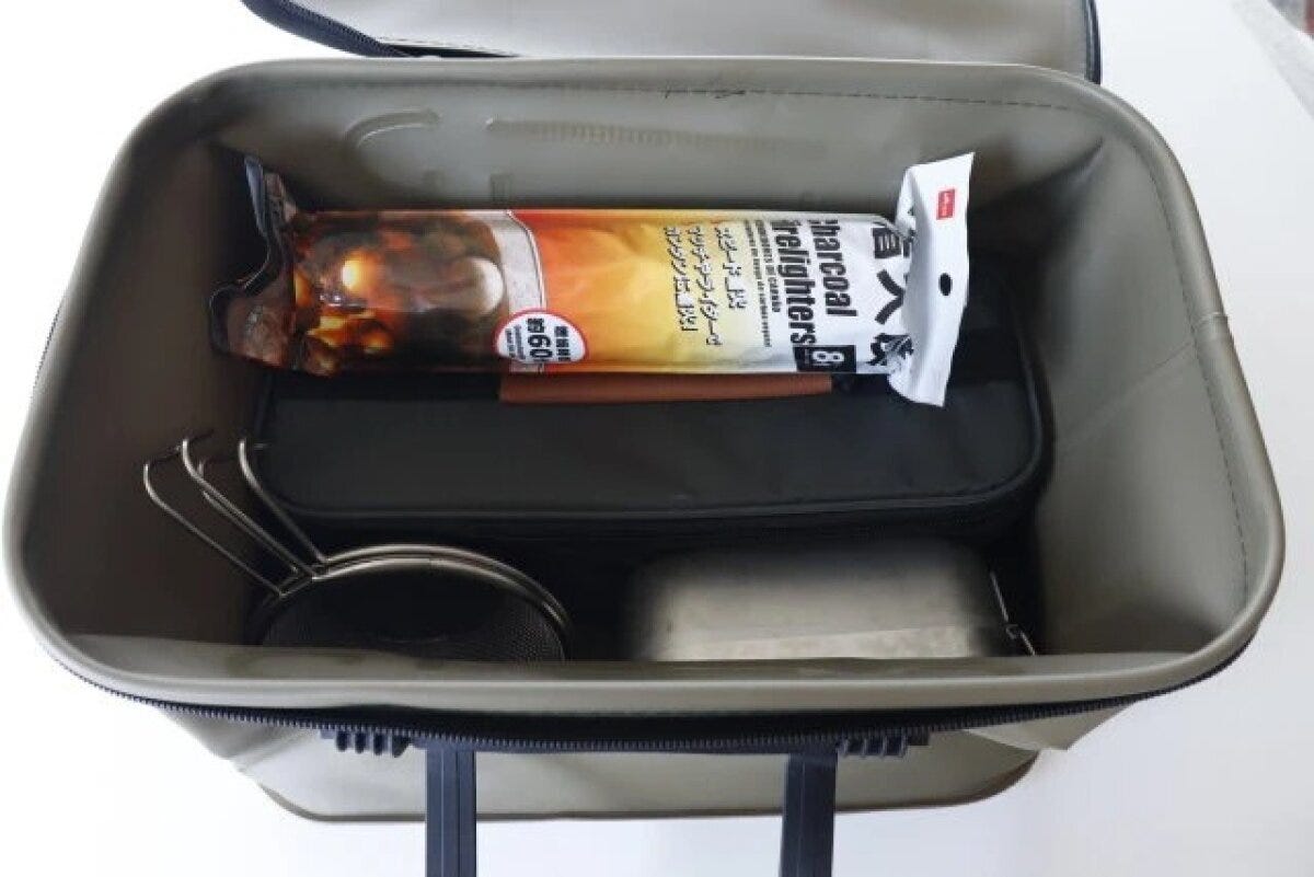 ギアバッグの中に炭や調理器具が収納されている様子