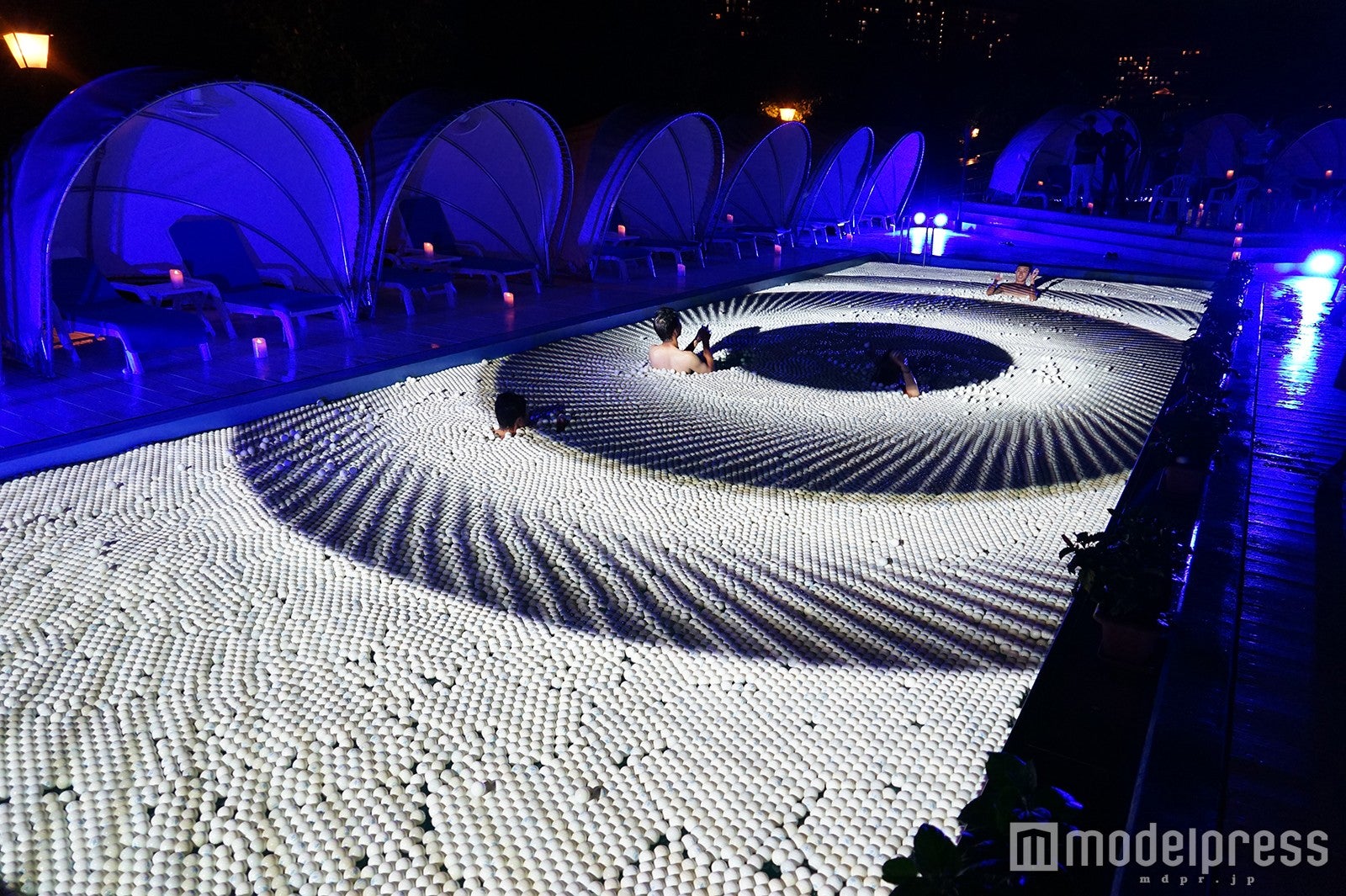 プールいっぱいに浮かぶピンポン玉約45,000個／画像提供：ハウステンボス