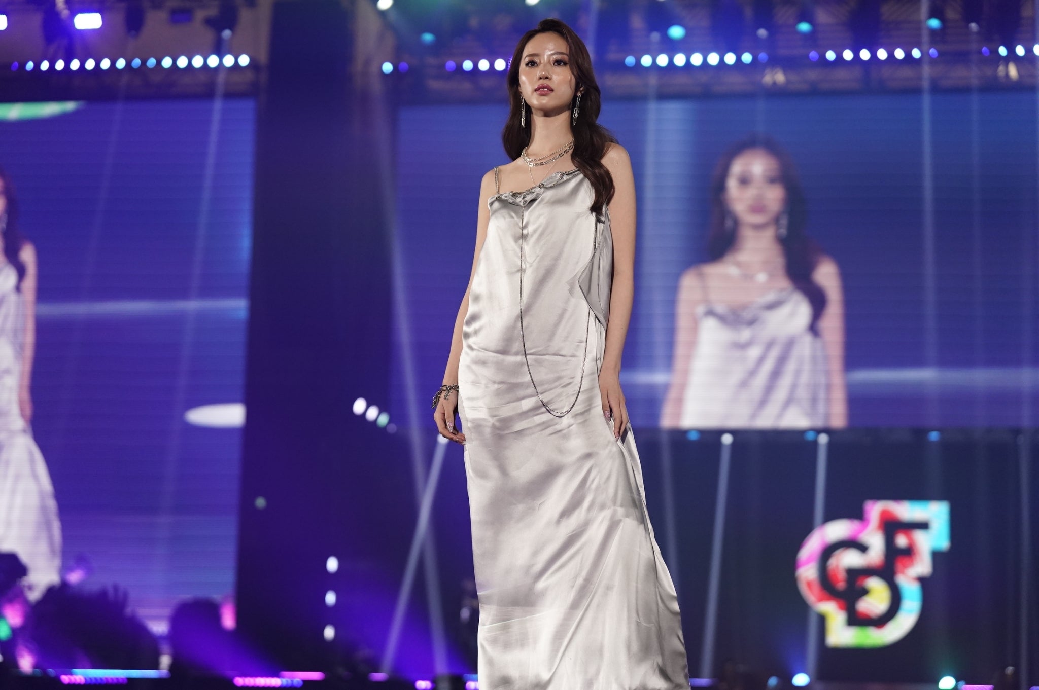 中町綾（C）上飯坂 一