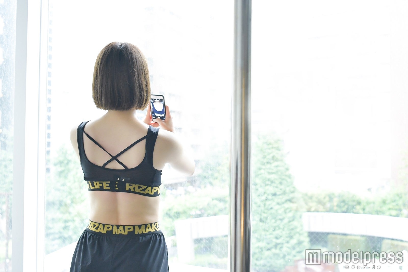 高野祐衣／トレーニング休憩中に自撮りも忘れない （C）モデルプレス