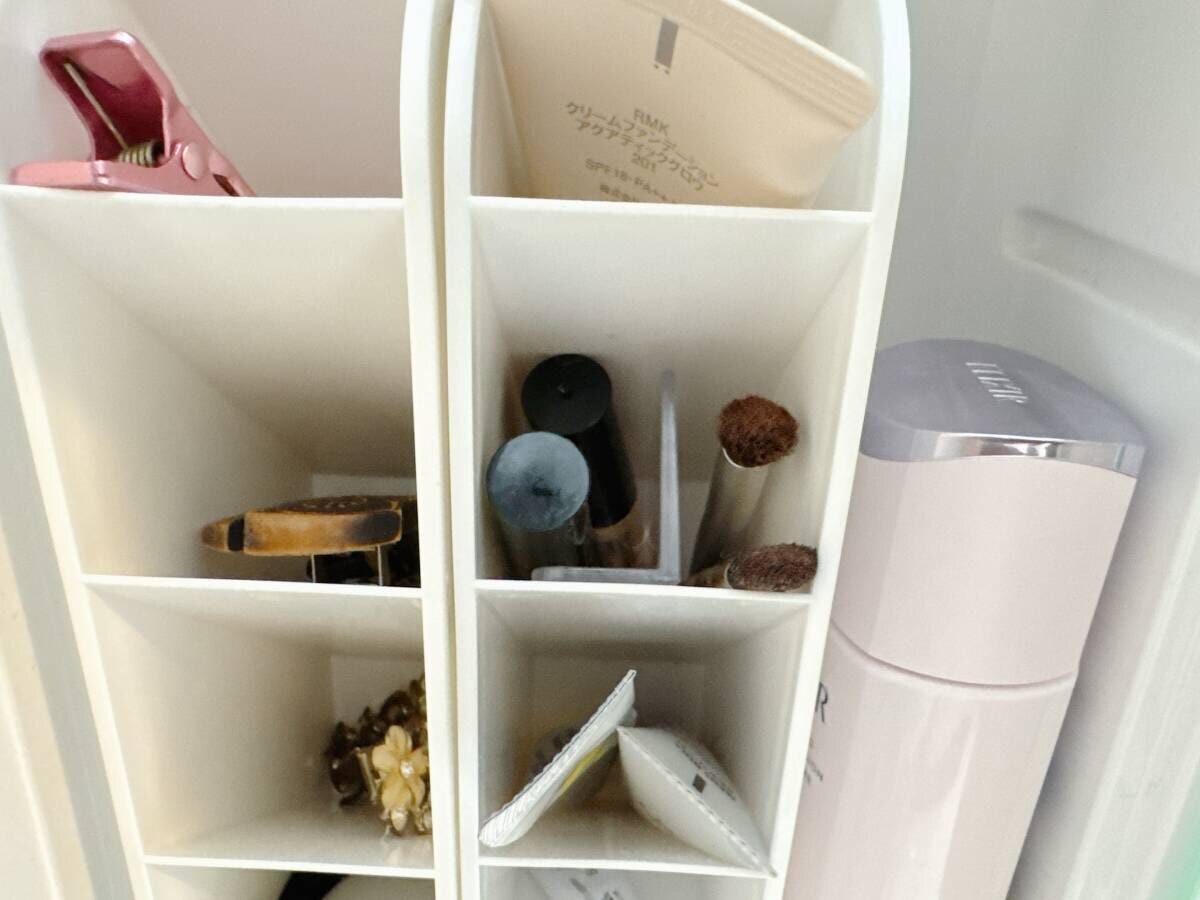 鏡裏収納でL字仕切り板を装着した白いスタンドにメイクブラシやヘアクリップが整理されている俯瞰写真
