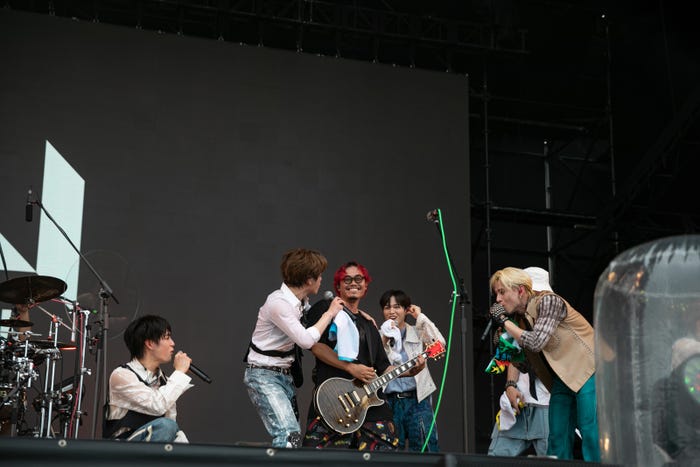INI、WANIMA(C)SARU(SARUYA AYUMI)